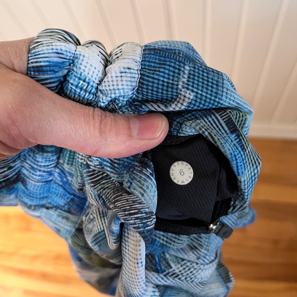 Lululemon Tracker shorts Size 6 - Picture 2 of 4